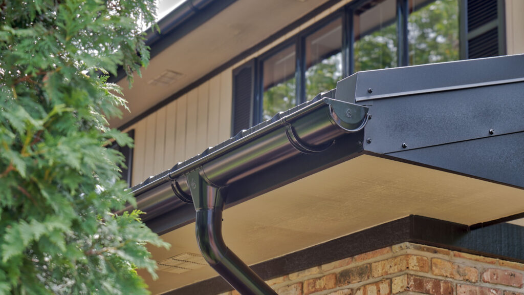 Ocelový okapový systém Flamingo. Ocelové žlaby