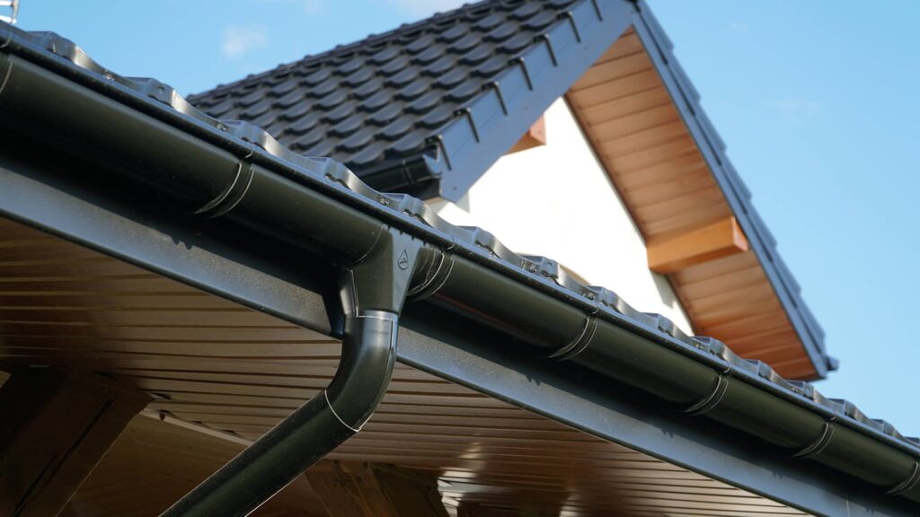 Ocelový okapový systém Flamingo. Ocelové žlaby